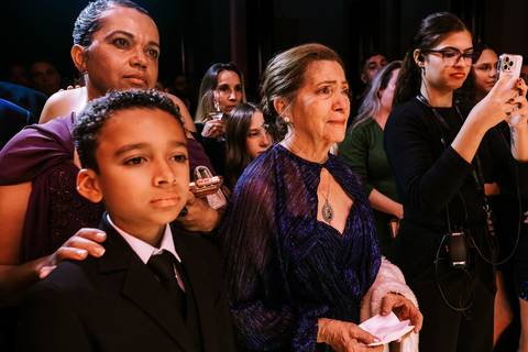 Reação da família durante momento especial na festa de 15 anos em Belo Horizonte'