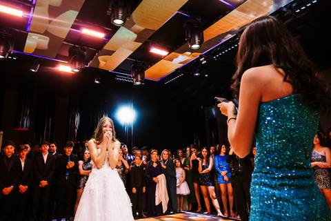 Discurso durante festa de 15 anos com convidados atentos'