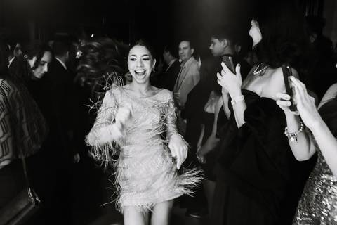 Momento da entrada da debutante na pista durante a festa de 15 anos'