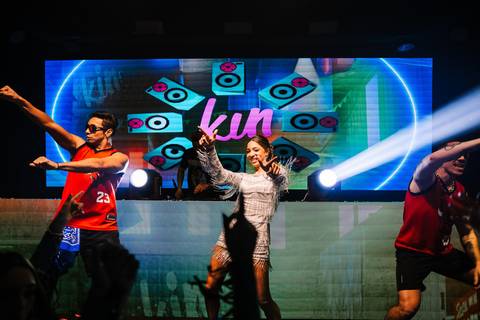 Apresentação musical durante festa de 15 anos'