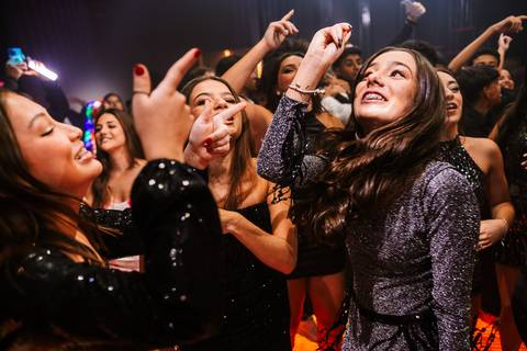 Amigos dançando durante festa de 15 anos em Belo Horizonte'