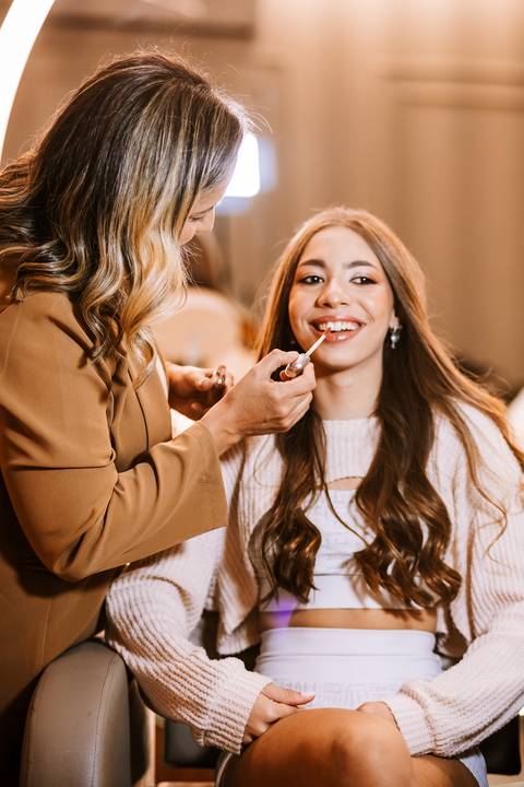 Maquiagem da debutante durante os preparativos do aniversário de 15 anos'