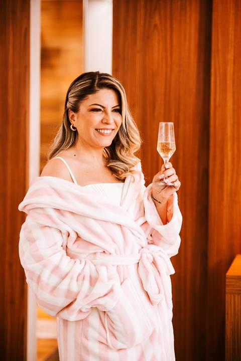 Brinde da mãe durante os preparativos da festa de 15 anos em Belo Horizonte'