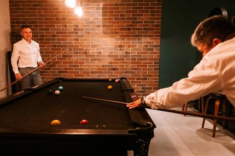 Pai e convidados reunidos antes da festa de 15 anos no Espaço Treville'