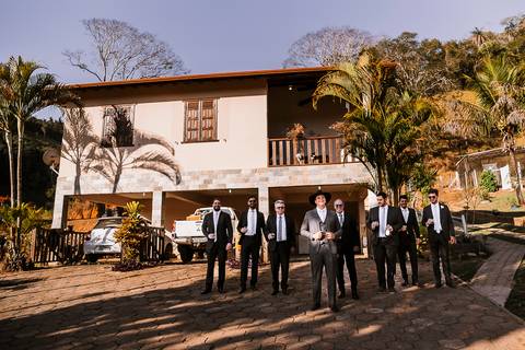 Noivo com padrinhos chegando para a cerimônia na fazenda'
