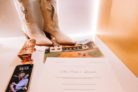 Detalhes do dia da noiva com botas e elementos do casamento na fazenda'