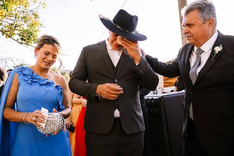 noivo emocionado durante entrada da noiva no casamento'