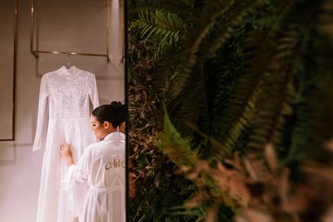 Vestido da noiva em destaque no making of do casamento na fazenda'