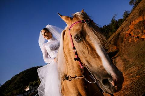noiva chegando a cavalo no casamento'