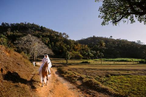 noiva chegando a cavalo para seu casamento country na fazenda'