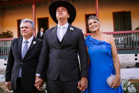 noivo e seus pais emocionados'