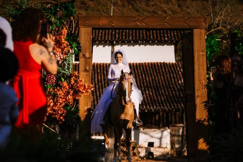 Entrada da noiva a cavalo em casamento na fazenda em João Monlevade'