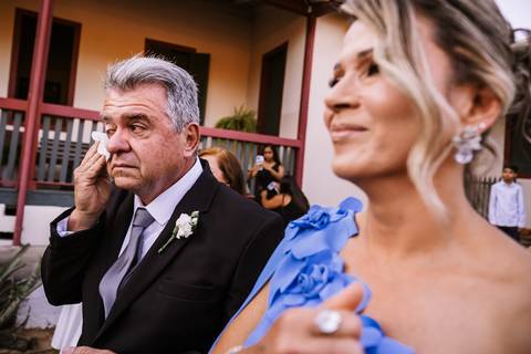 pai da noiva emocionado durante cerimonia'