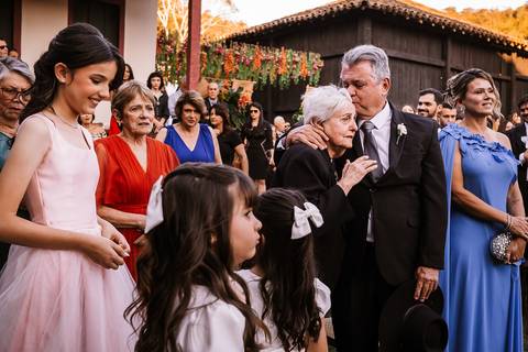 Abraço entre familiares durante casamento'