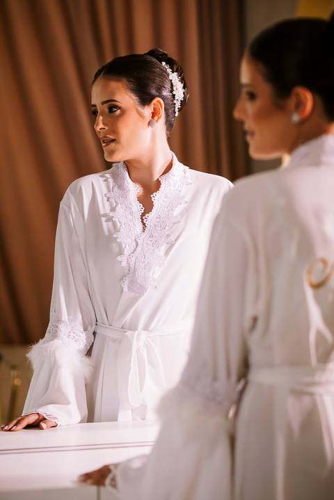 noiva se olhando no espelho no making of'