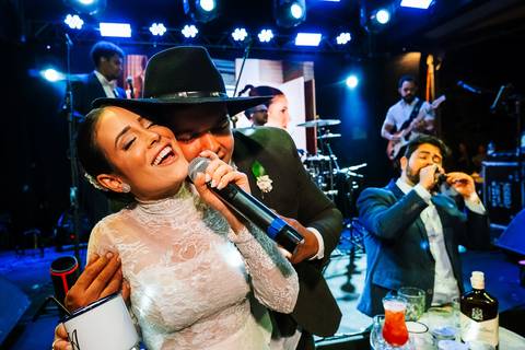 Noiva cantando durante festa com banda ao vivo'