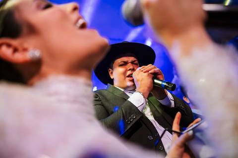 noivos cantando no casamento'