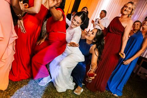 noiva dançando com amigas'