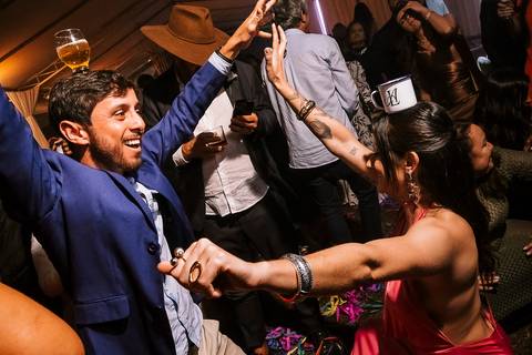 convidados animados na festa de casamento'