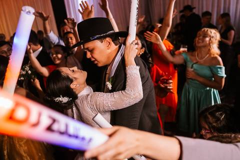 Casal em momento de dança e conexão durante a festa'