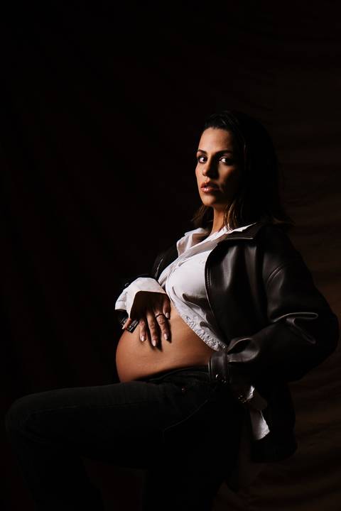     Retrato feminino com luz e sombra durante ensaio gestante'