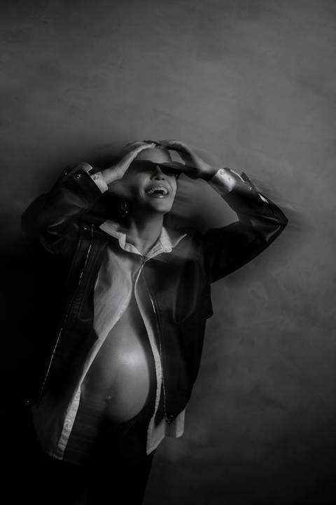     Retrato artístico em preto e branco durante a gestação'
