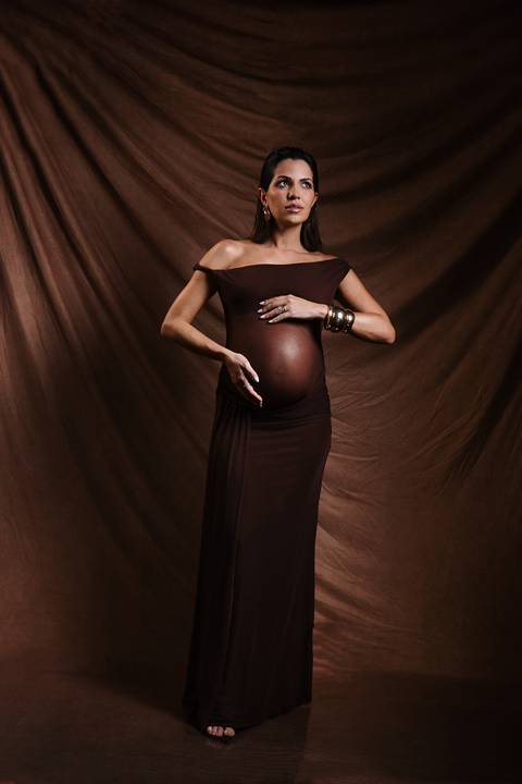     Retrato elegante em vestido marrom durante ensaio gestante'