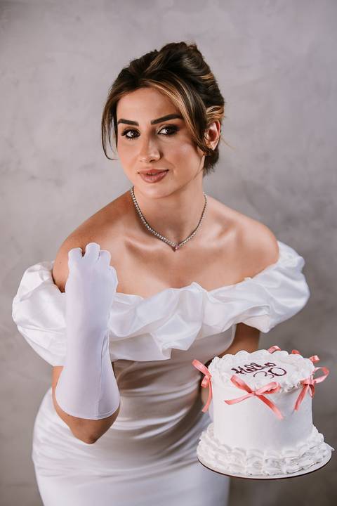     Retrato delicado com bolo celebrando os 30 anos em estúdio'