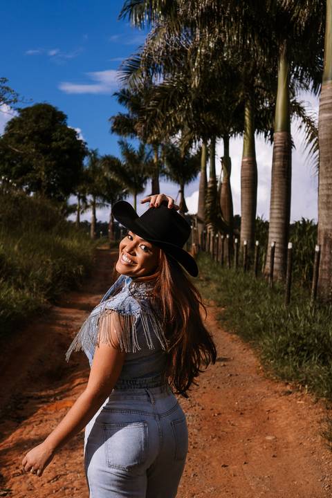     Mulher caminhando pelo rancho durante ensaio feminino em João Monlevade.'