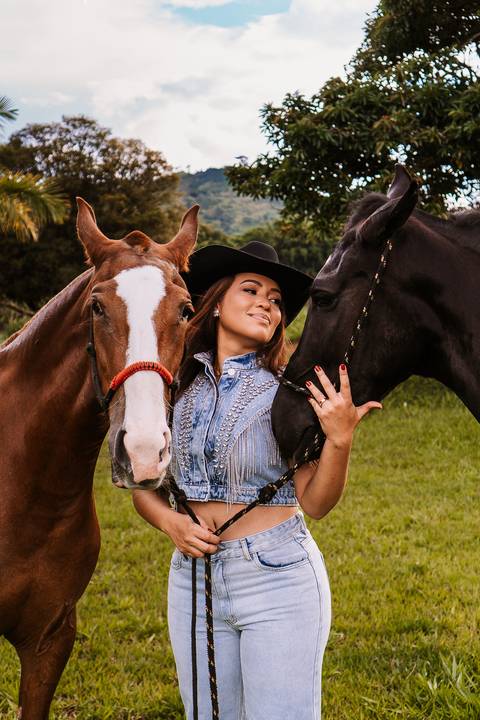     Momento de carinho entre Reviana e um de seus cavalos'