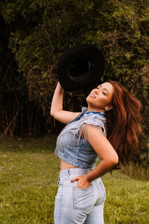     Retrato feminino sorrindo durante ensaio country em João Monlevade'