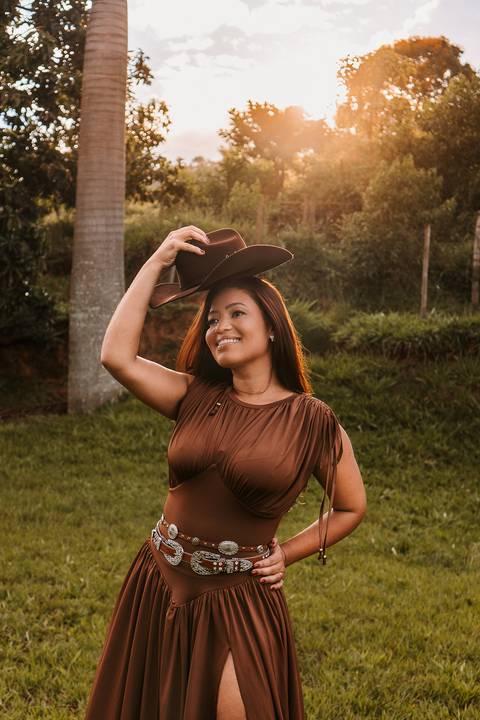     Mulher em vestido marrom durante ensaio feminino no rancho'