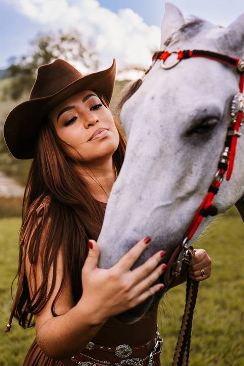     Retrato delicado ao lado de cavalo branco durante ensaio feminino'