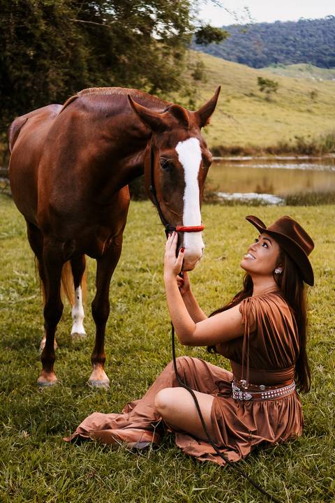     Retrato espontâneo da modelo interagindo com os cavalos'