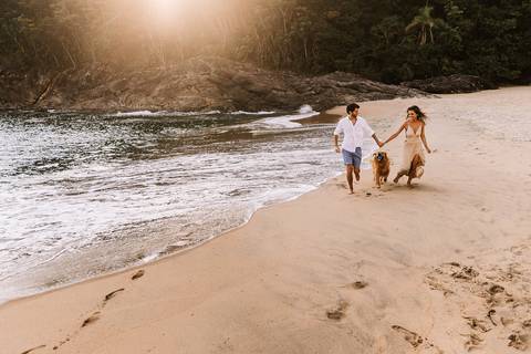     Retrato do casal com o mar ao fundo durante o ensaio pré wedding'