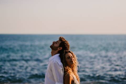     Retrato contemplativo do casal diante do mar'