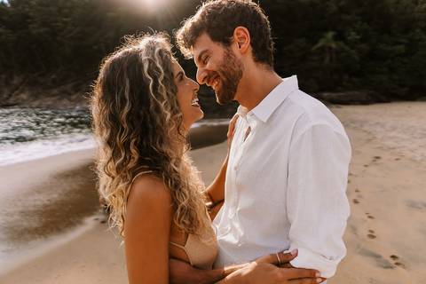     Casal trocando olhares durante ensaio pré wedding na praia de Maresias.'