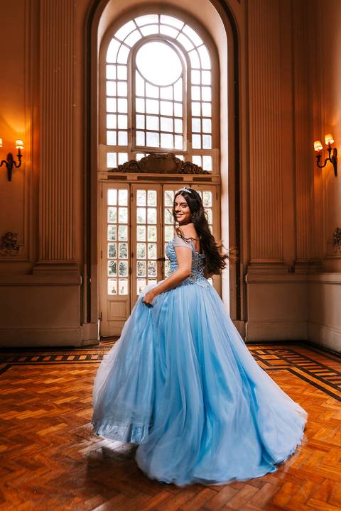     Lavínia nos salões do Automóvel Clube durante ensaio de debutante em Belo Horizonte'