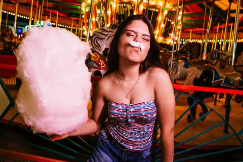     Lavínia com algodão doce durante ensaio divertido de 15 anos'