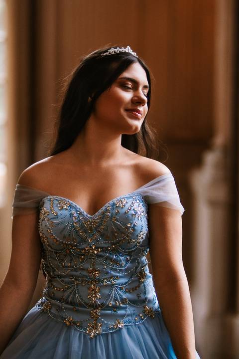     Lavínia em retrato delicado com vestido azul durante ensaio de 15 anos'