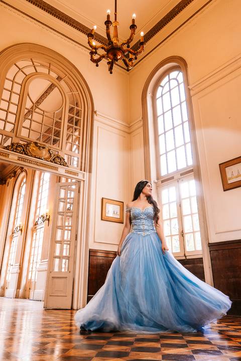    Lavínia em vestido azul durante ensaio de 15 anos no Automóvel Clube de Belo Horizonte'