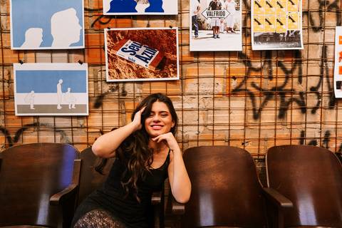     Retrato descontraído de debutante em ambiente urbano de Belo Horizonte'