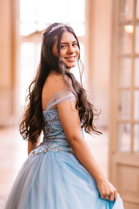     Retrato de debutante próximo à janela durante ensaio no Automóvel Clube'
