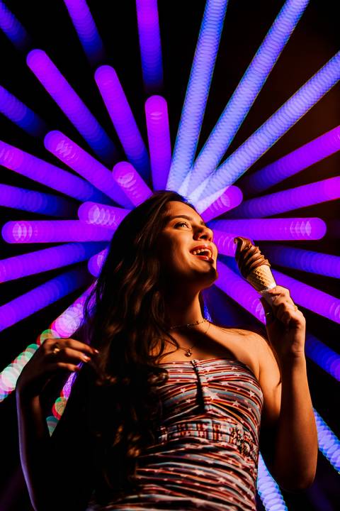     Retrato de debutante entre as luzes do Parque Guanabara em Belo Horizonte'