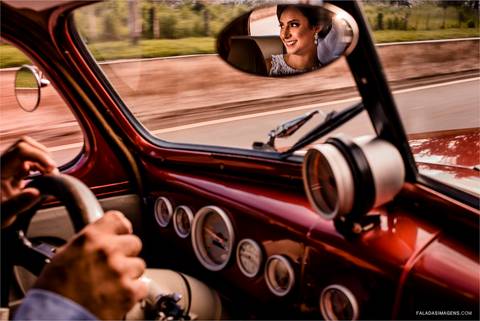 Noiva no carro a caminho do seu casamento em Belo Horizonte'