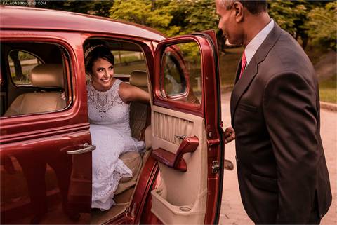Noiva saindo do carro para seu casamento de dia, no campo '