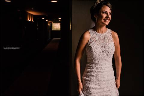 Vestida de noiva, pronta para seu casamento de dia, no campo de Belo Horizonte'
