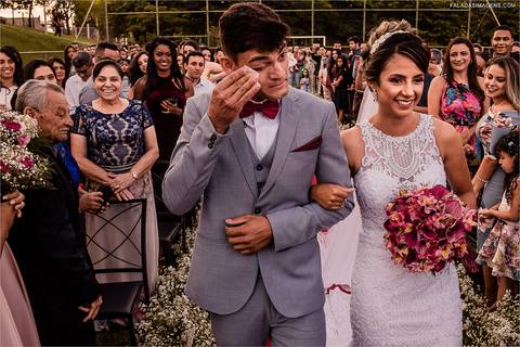 Noivos se emocionando durante a cerimonia em Minas Gerais '