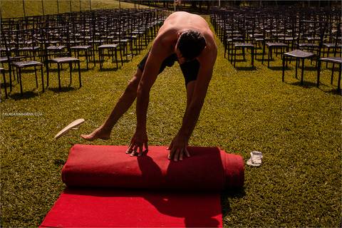 noivo arrumando tapede da cerimonia durate o seu casamento'