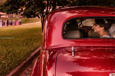 Noiva esperando no carro para o seu lindo casamento '